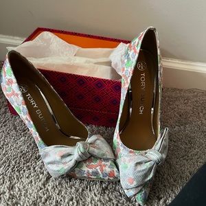 Tory Burch sliver Paisley pumps size 9 brand new